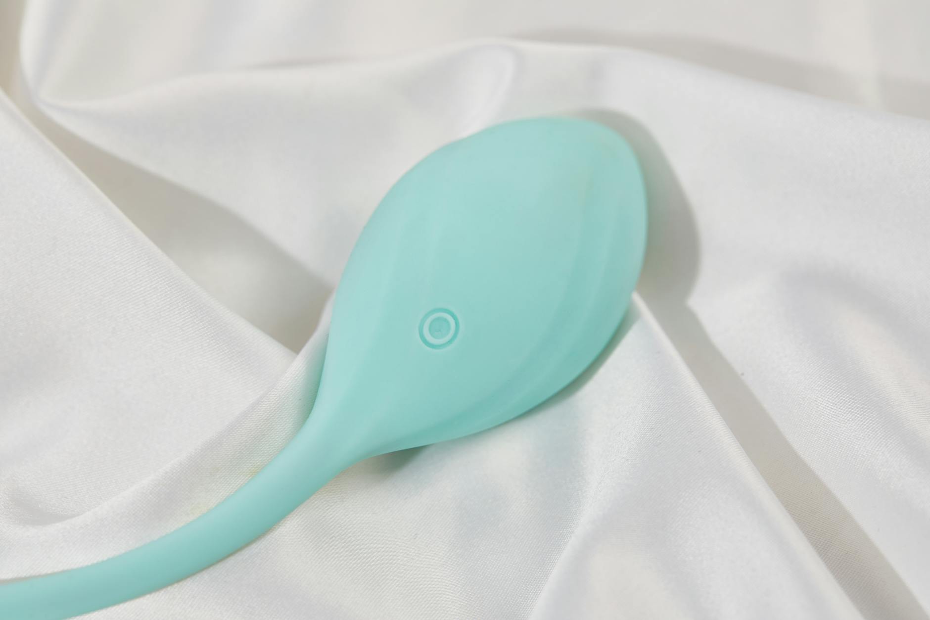 Una coppia che esplora la sensualità con fiducia