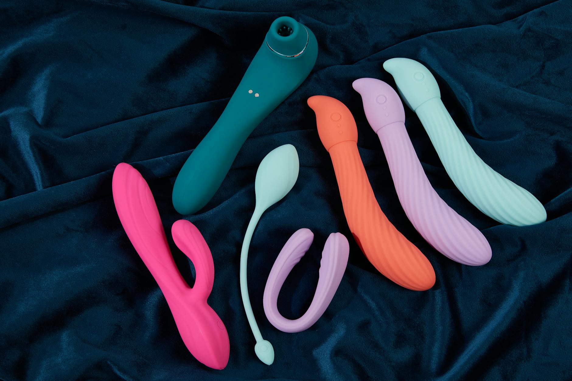 Collezione di vibratori in silicone colorati su sfondo scuro